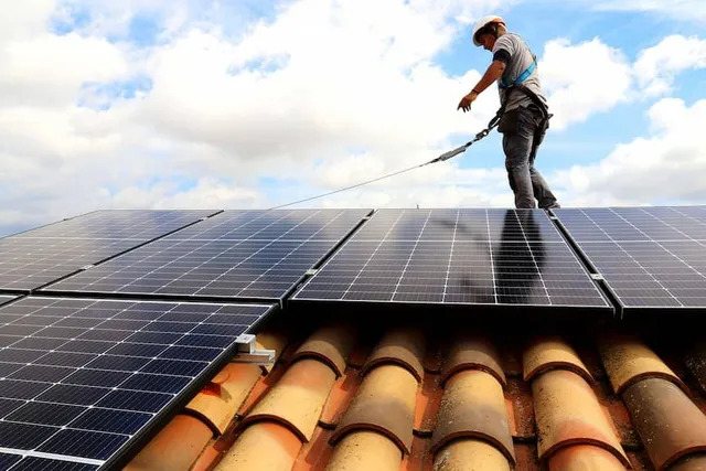 Instalación de placas de energía solar en tejado