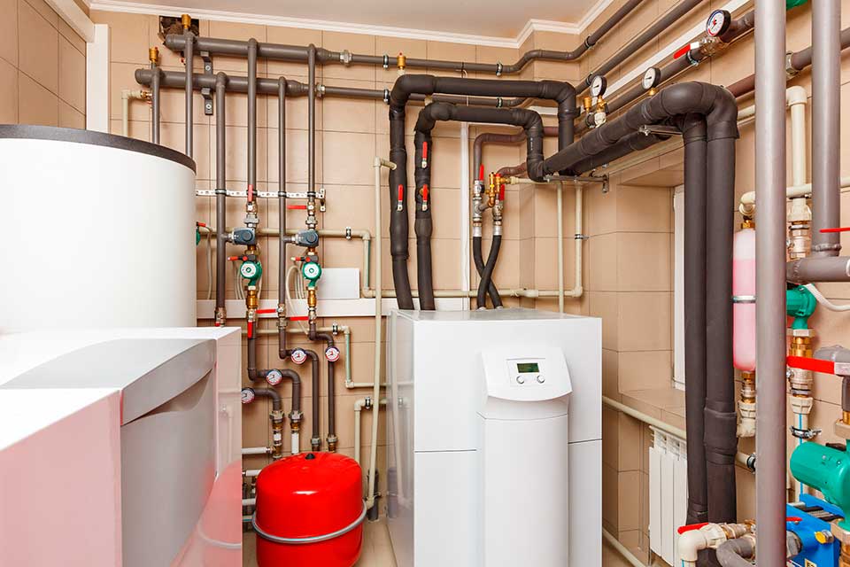 Sala de calderas con instalación completa de caldera de gas