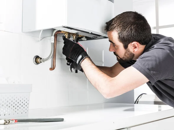 Técnico sustituyendo un calentador de gas